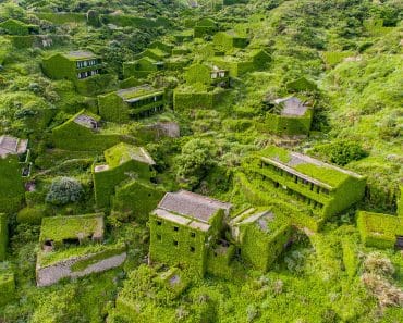 Satul-fantomă care pare desprins dintr-un basm. Casele au fost înghițite de vegetație, iar locul a devenit atracție turistică Satul-fantomă care pare desprins dintr-un basm. Casele au fost înghițite de vegetație, iar locul a devenit atracție turistică