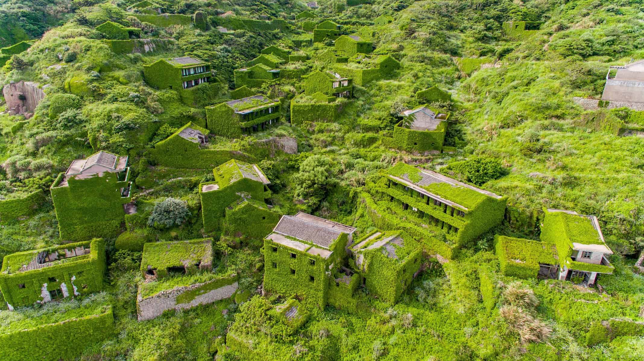 Satul-fantomă care pare desprins dintr-un basm. Casele au fost înghițite de vegetație, iar locul a devenit atracție turistică