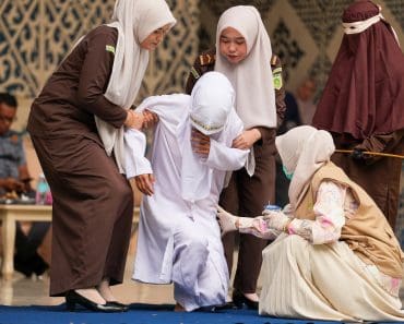 Au fost biciuiți în public pentru adulter! Scene șocante în Indonezia Au fost biciuiți în public pentru adulter! Scene șocante în Indonezia