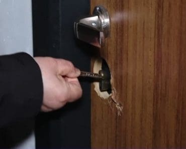 Surpriză neplăcută pentru doi pensionari întorși din vacanță. Casa le fusese ocupată Surpriză neplăcută pentru doi pensionari întorși din vacanță. Casa le fusese ocupată