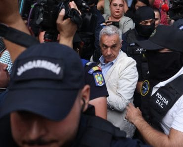Călin Georgescu a fost reținut și dus în arest. Anunțul oficial al DIICOT. Ce documente au ridicat procurorii la percheziții Călin Georgescu a fost reținut și dus în arest. Anunțul oficial al DIICOT. Ce documente au ridicat procurorii la percheziții