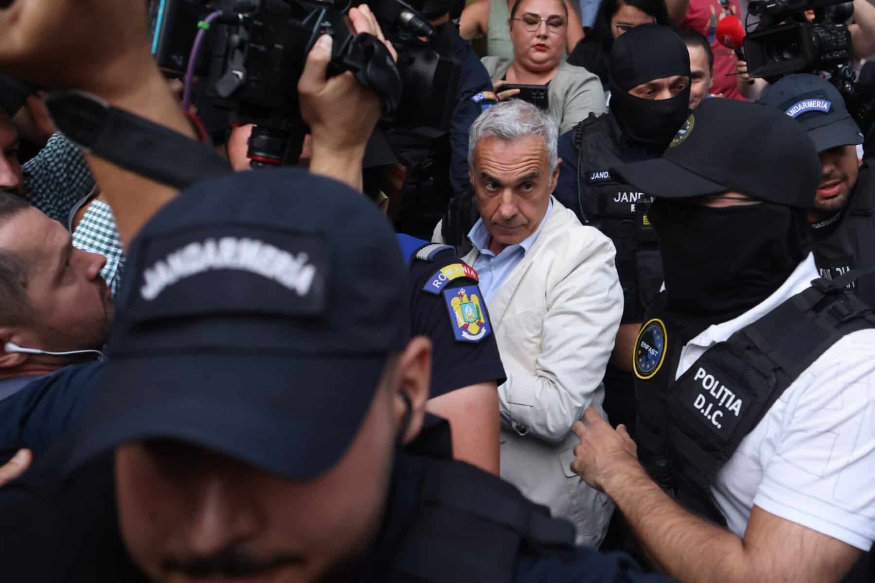 Călin Georgescu a fost reținut și dus în arest. Anunțul oficial al DIICOT. Ce documente au ridicat procurorii la percheziții Călin Georgescu a fost reținut și dus în arest. Anunțul oficial al DIICOT. Ce documente au ridicat procurorii la percheziții