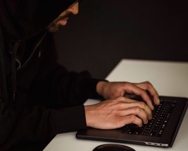 Un patron din Ploiești a fost lăsat fără 100.000 de euro în 30 de minute. Cum a fost posibil Un patron din Ploiești a fost lăsat fără 100.000 de euro în 30 de minute. Cum a fost posibil