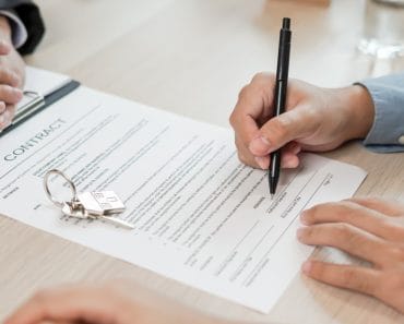 Poate un părinte să vândă casa fără acordul copiilor? Când poate fi contestată tranzacția și ce se întâmplă la moștenire
