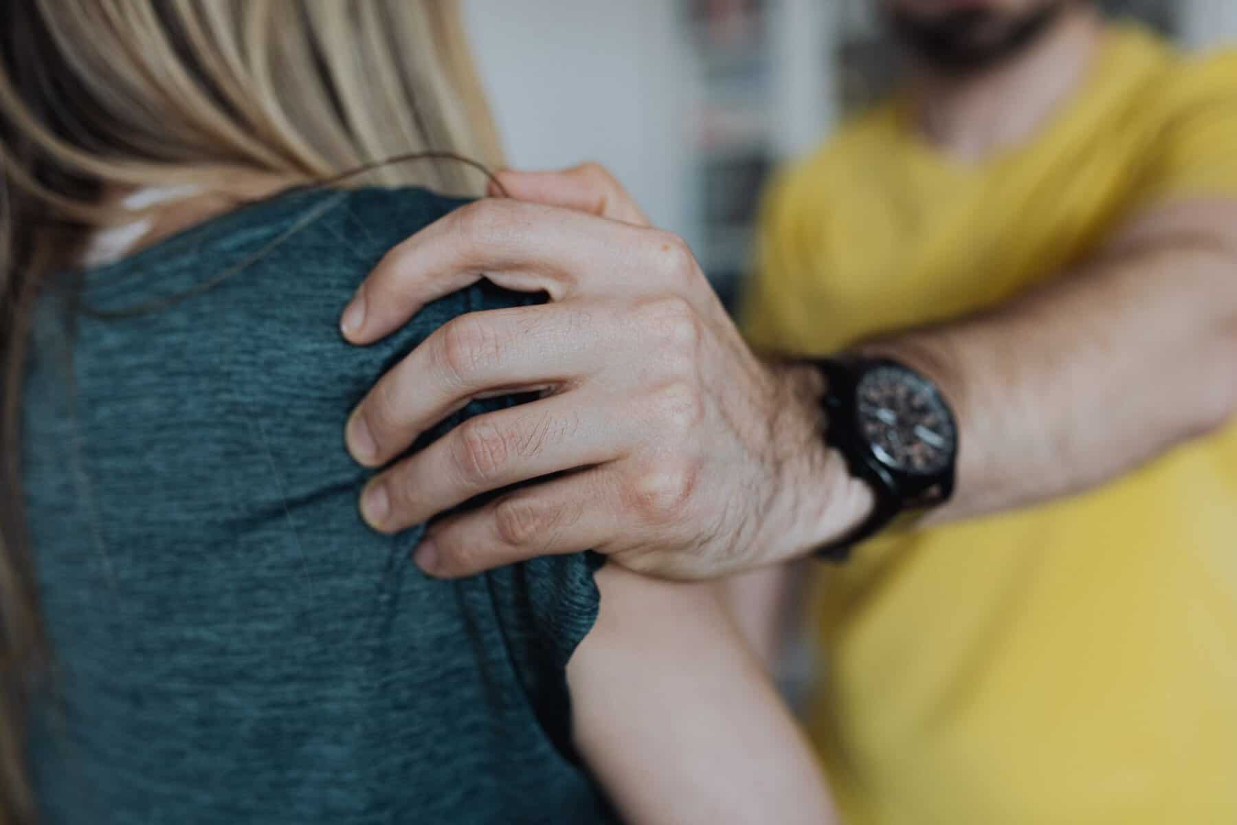Tânără de 20 de ani din Hunedoara, sechestrată și bătută timp de 10 zile de iubit: bărbatul a terorizat-o pentru a-i ceda un garaj Tânără de 20 de ani din Hunedoara, sechestrată și bătută timp de 10 zile de iubit: bărbatul a terorizat-o pentru a-i ceda un garaj