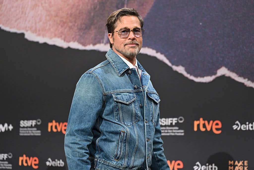 Brad Pitt, apariție inedită alături de iubita sa. Cum s-au afișat cei doi pe covorul roșu Brad Pitt, apariție inedită alături de iubita sa. Cum s-au afișat cei doi pe covorul roșu