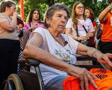O femeie de 87 de ani a fost evacuată din locuința sa, după 71 de ani. Comunitatea a ieșit să protesteze