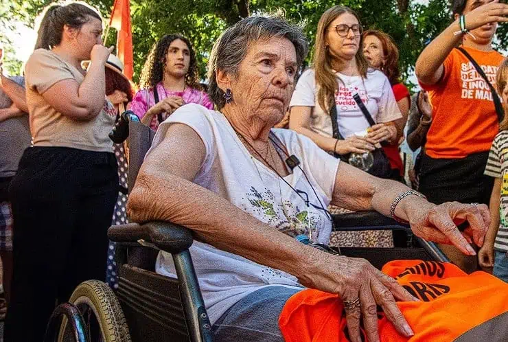 O femeie de 87 de ani a fost evacuată din locuința sa, după 71 de ani. Comunitatea a ieșit să protesteze O femeie de 87 de ani a fost evacuată din locuința sa, după 71 de ani. Comunitatea a ieșit să protesteze