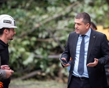 Reacția lui Radu Miruță, după ce a stat o oră în trafic pe Valea Oltului: „Patru oameni lucrau. Mai mulți stăteau și priveau Oltul”