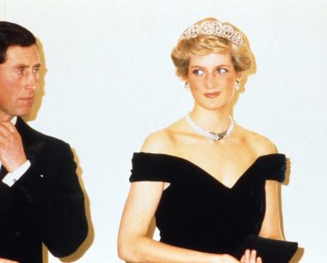 Rochia „răzbunării” purtată de Prințesa Diana, scoasă la licitație. Povestea ținutei care a făcut istorie Rochia „răzbunării” purtată de Prințesa Diana, scoasă la licitație. Povestea ținutei care a făcut istorie