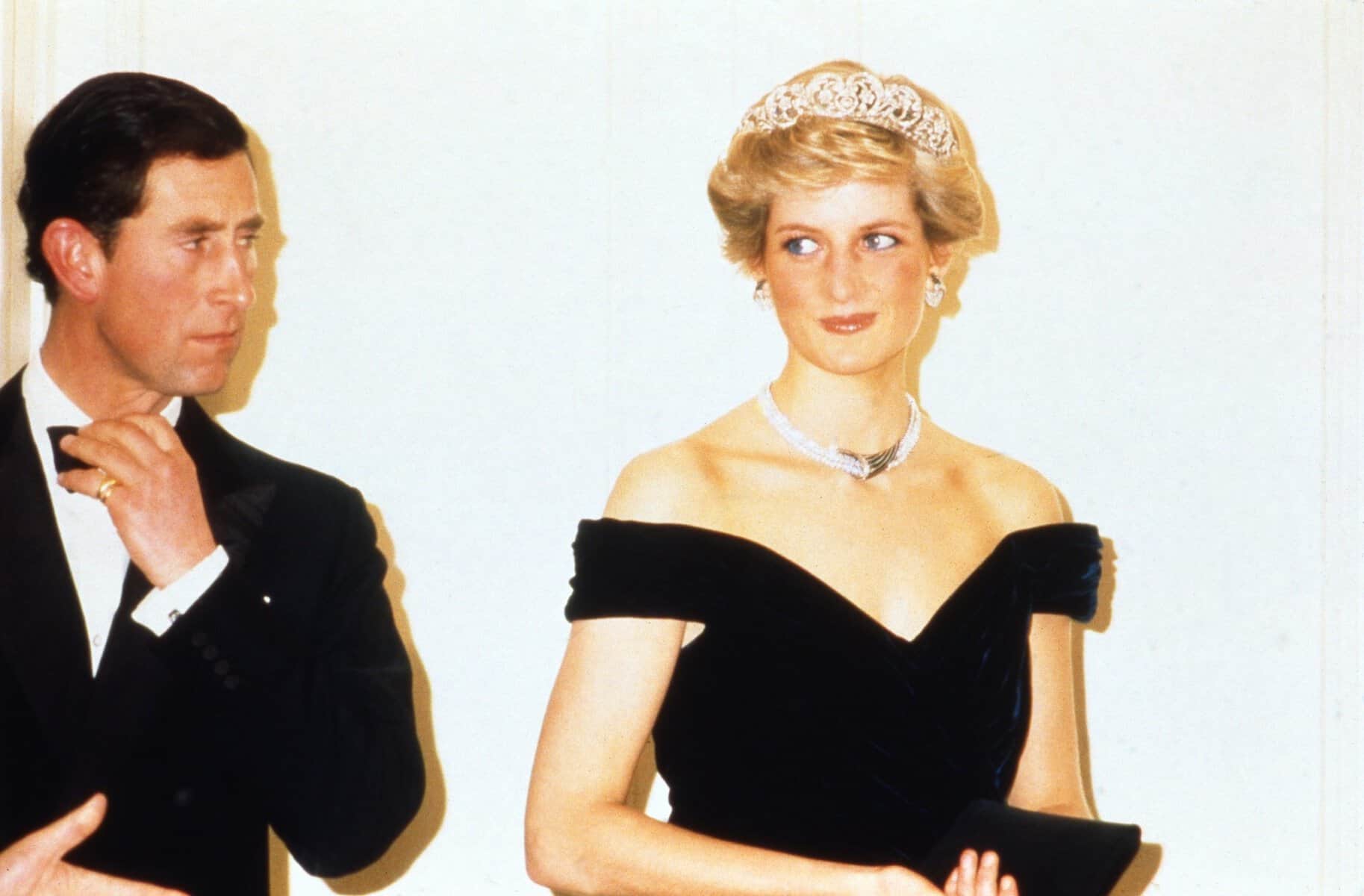 Rochia „răzbunării” purtată de Prințesa Diana, scoasă la licitație. Povestea ținutei care a făcut istorie Rochia „răzbunării” purtată de Prințesa Diana, scoasă la licitație. Povestea ținutei care a făcut istorie