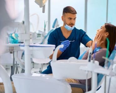 Un simptom banal poate ascunde cancerul. Ce văd stomatologii înaintea altor medici