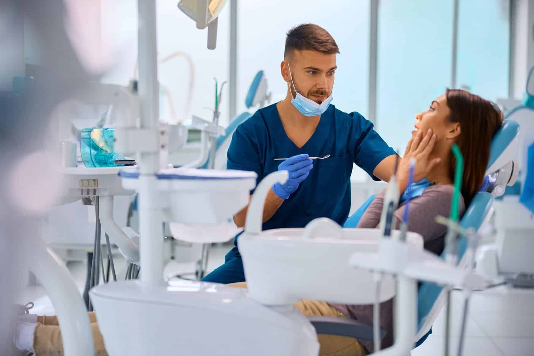 Un simptom banal poate ascunde cancerul. Ce văd stomatologii înaintea altor medici