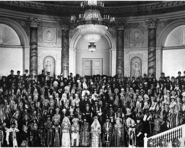 Ultimul bal înainte de prăbușirea unui imperiu. Rochii cu diamante, costume de sute de ruble și un lux greu de imaginat Ultimul bal înainte de prăbușirea unui imperiu. Rochii cu diamante, costume de sute de ruble și un lux greu de imaginat