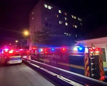 Incendiu la etajul cinci al unui cămin din Cluj. 13 studenți, găsiți de pompieri în camere