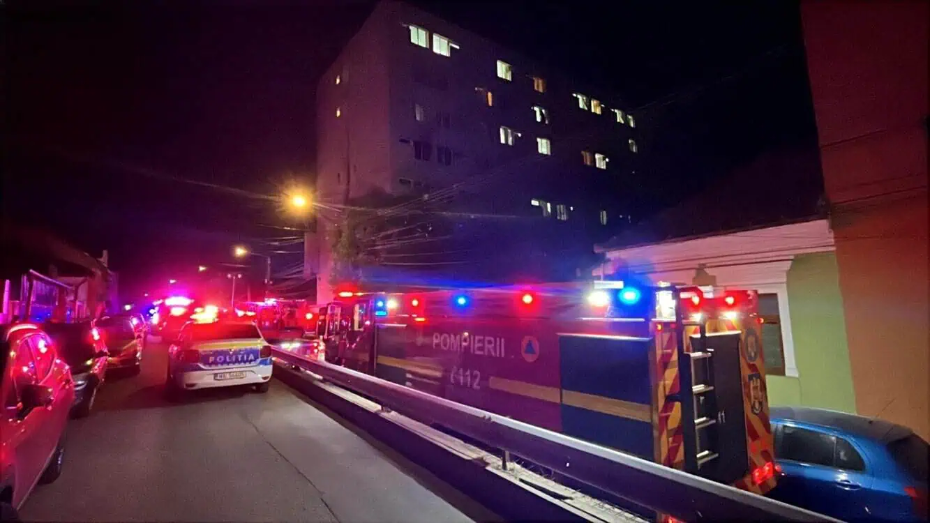 Incendiu la etajul cinci al unui cămin din Cluj. 13 studenți, găsiți de pompieri în camere Incendiu la etajul cinci al unui cămin din Cluj. 13 studenți, găsiți de pompieri în camere