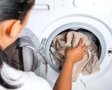 Metoda ușoară care face prosoapele mai moi și mai curate. Ce trebuie să pui în mașina de spălat
