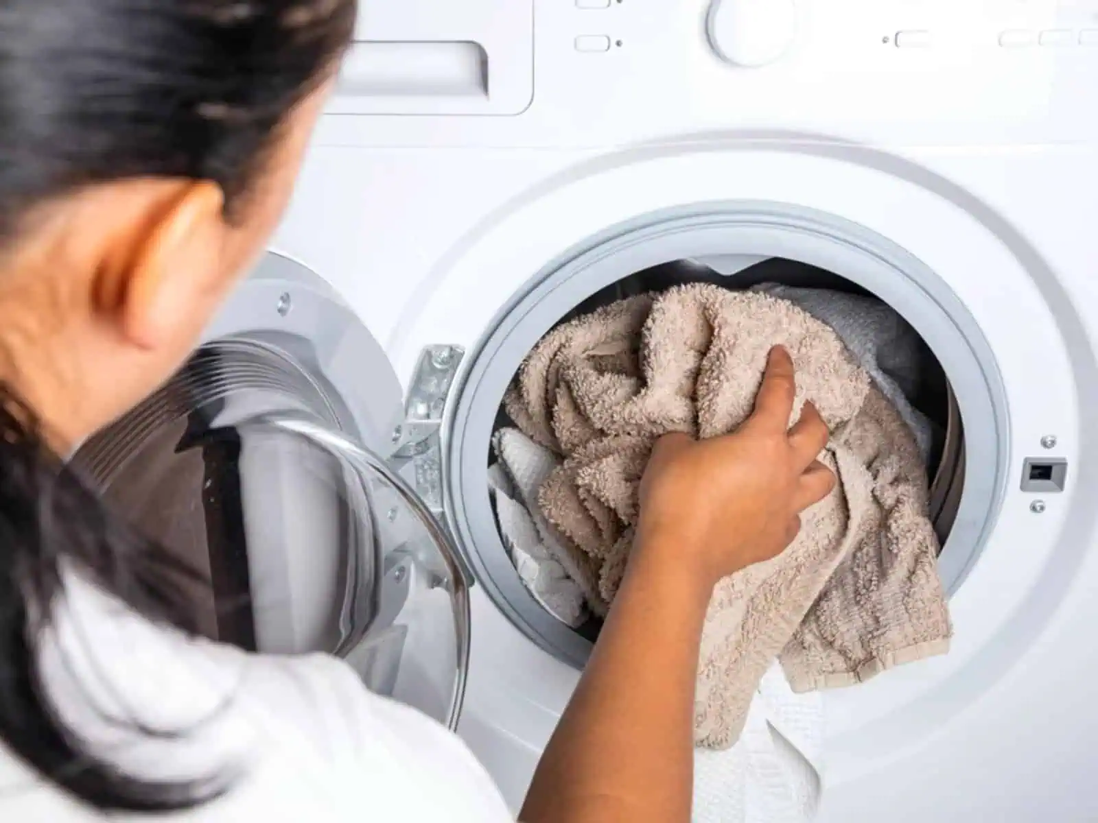 Metoda ușoară care face prosoapele mai moi și mai curate. Ce trebuie să pui în mașina de spălat