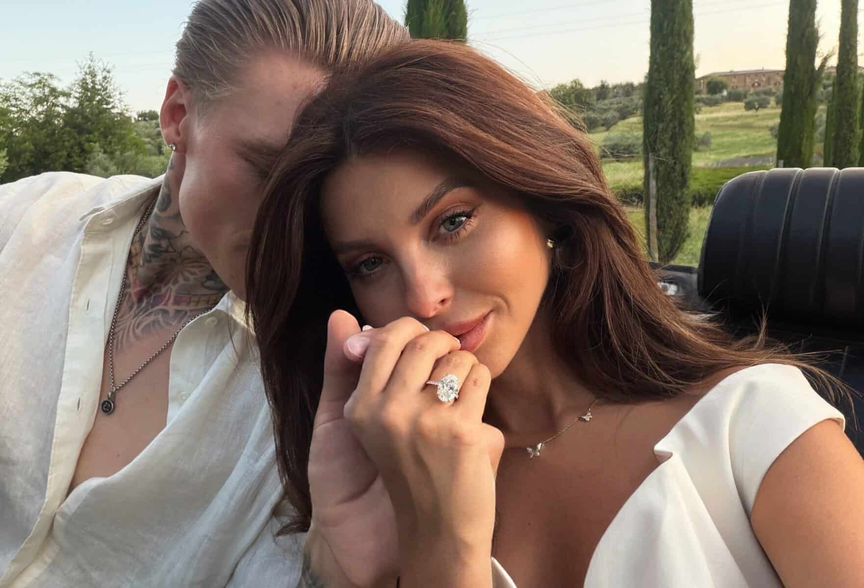 Valerie Lungu, apariție spectaculoasă la cununia civilă cu Alex Gîlcă! A purtat o ținută de 12.000 de euro. Cum a arătat decorul de vis Valerie Lungu, apariție spectaculoasă la cununia civilă cu Alex Gîlcă! A purtat o ținută de 12.000 de euro. Cum a arătat decorul de vis