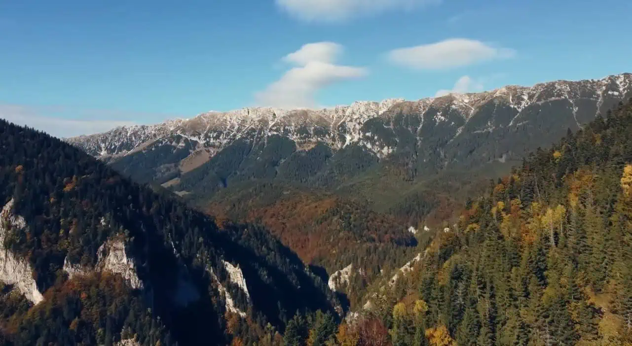 7 sate din România care par desprinse din Elveția. Locul spectaculos unde soarele „răsare de două ori”