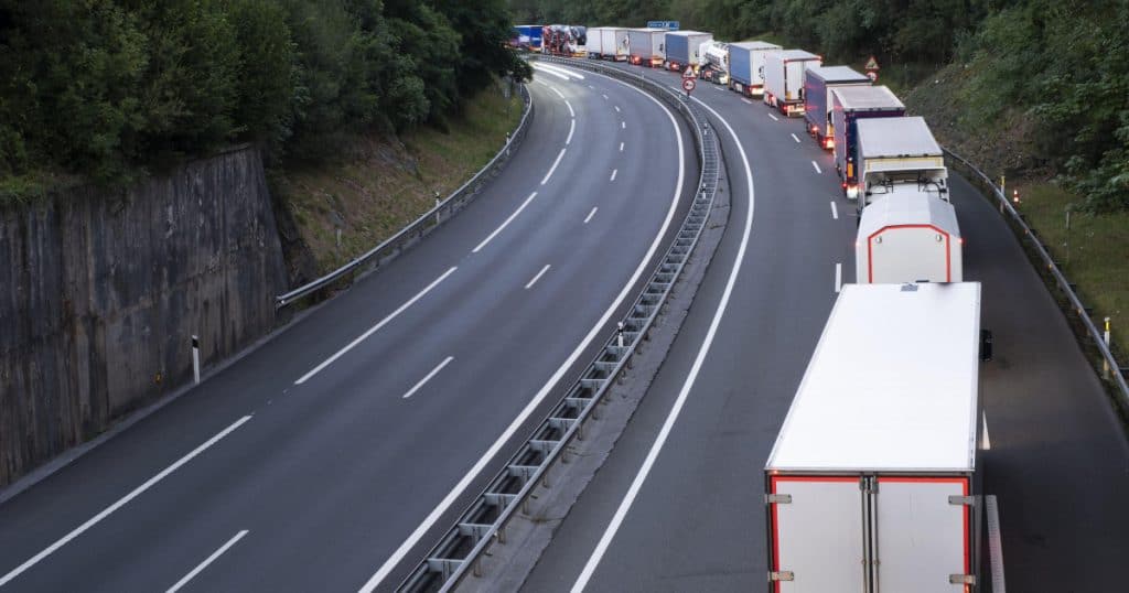 Hoții au furat două remorci de TIR cu logo-ul Nvidia, crezând că se vor îmbogăți din procesoare. Au găsit în schimb 18 tone de nisip
