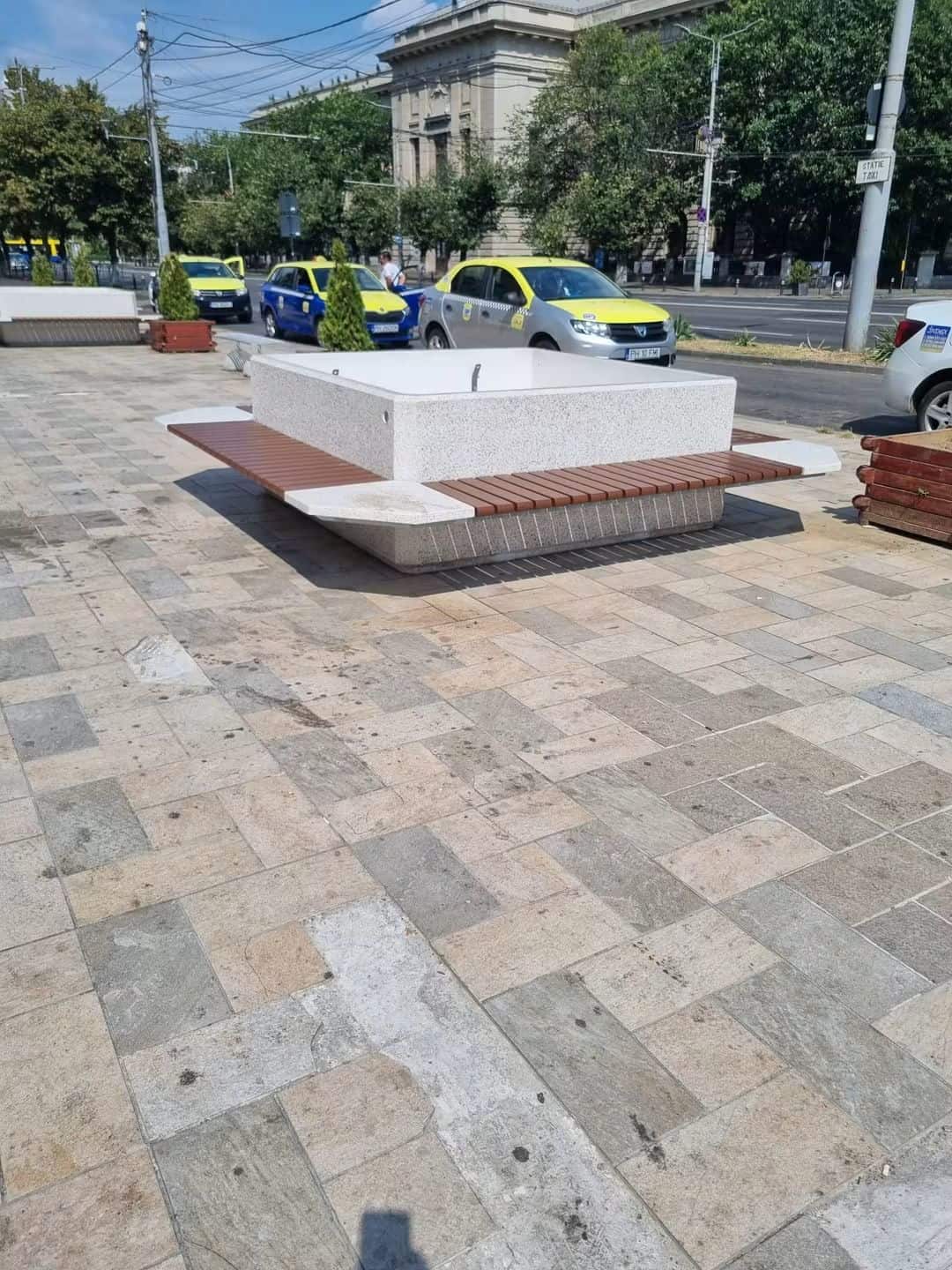 Consilierul local Mihai Apostolache, despre noile ghivece din centrul Ploieștiului: „Este inutil să investești în mobilier modern dacă fundamentul arată jalnic”