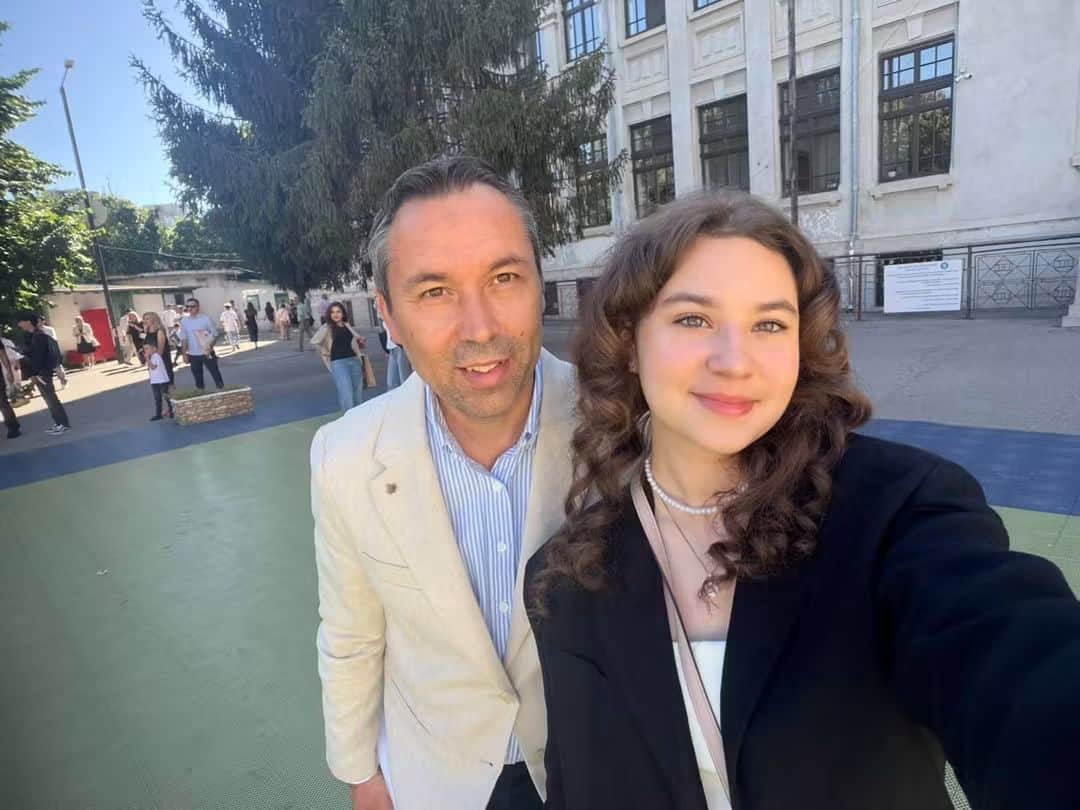 Consilierul municipal Mihai Apostolache, în prima zi de liceu a fiicei sale, la Colegiul Național „I.L. Caragiale” Consilierul municipal Mihai Apostolache, în prima zi de liceu a fiicei sale, la Colegiul Național „I.L. Caragiale”