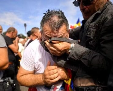 Dacă era Dragnea?! Imagini cu oierii „gazați” la protestul de la Piața Victoriei. Jandarmii au împrăștiat ciobanii cu gaze lacrimogene