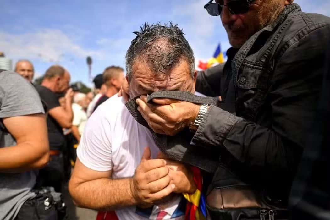Dacă era Dragnea?! Imagini cu oierii „gazați” la protestul de la Piața Victoriei. Jandarmii au împrăștiat ciobanii cu gaze lacrimogene