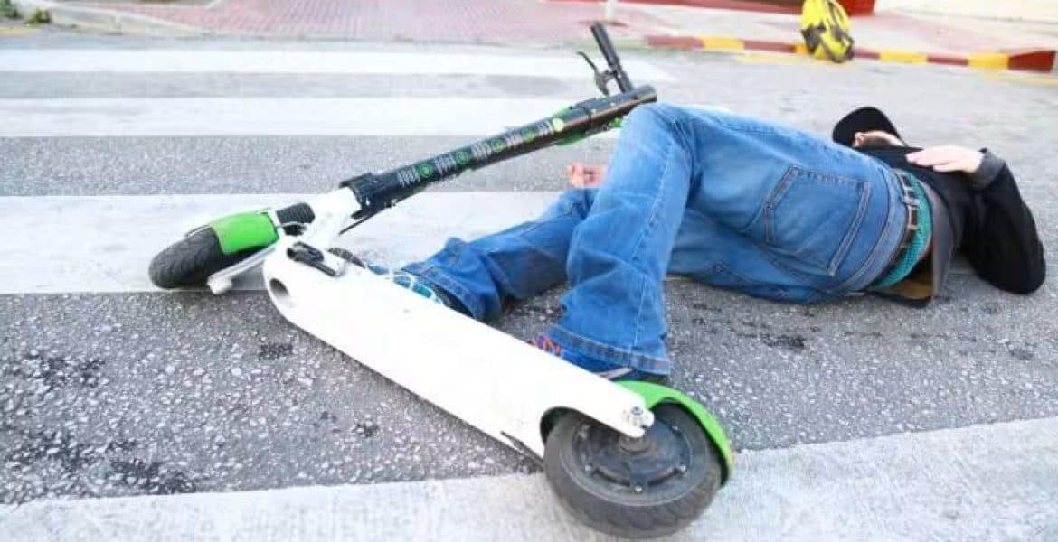 Accident grav în Ploiești. Un bărbat aflat pe trotinetă electrică s-a izbit de un stâlp