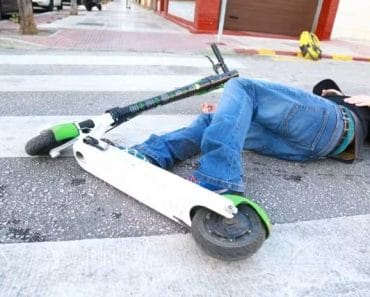 Accident grav în Ploiești. Un bărbat aflat pe trotinetă electrică s-a izbit de un stâlp Accident grav în Ploiești. Un bărbat aflat pe trotinetă electrică s-a izbit de un stâlp