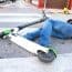Accident grav în Ploiești. Un bărbat aflat pe trotinetă electrică s-a izbit de un stâlp