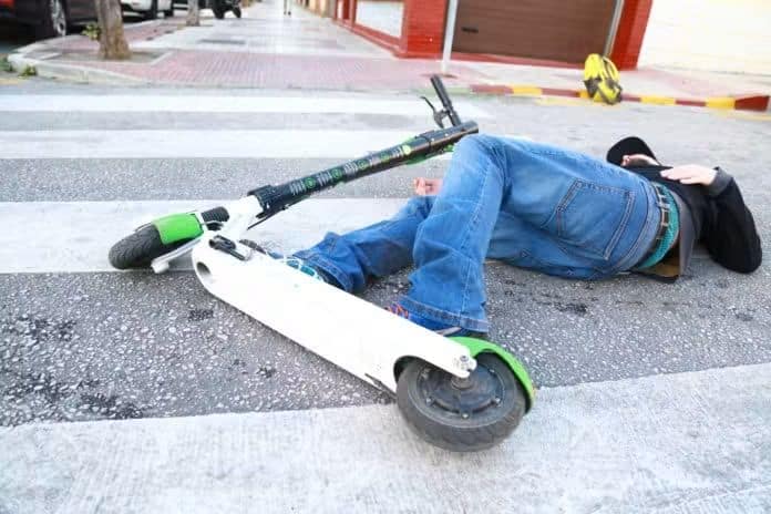 Accident grav în Ploiești. Un bărbat aflat pe trotinetă electrică s-a izbit de un stâlp