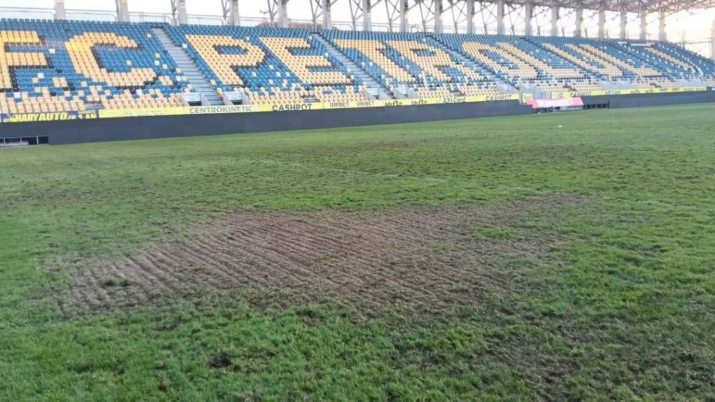 Gazonul de la „Ilie Oană”, peticit cu aproape 200.000 de lei. Înlocuirea completă, amânată pentru 2027