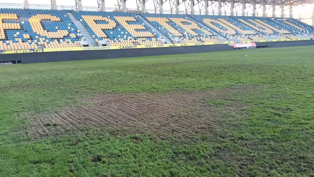 Gazonul de la „Ilie Oană”, peticit cu aproape 200.000 de lei. Înlocuirea completă, amânată pentru 2027 Gazonul de la „Ilie Oană”, peticit cu aproape 200.000 de lei. Înlocuirea completă, amânată pentru 2027
