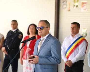 Virgil Nanu, alături de elevii din Provița de Jos și Șoimari: „Astăzi, emoțiile încap într-un ghiozdan”. Ce le-a urat președintele CJ elevilor și profesorilor