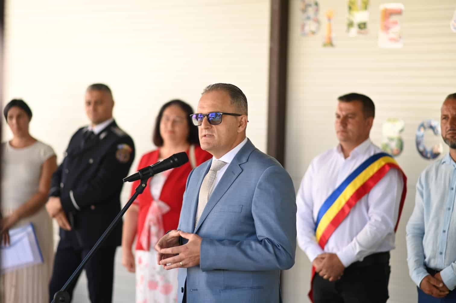 Virgil Nanu, alături de elevii din Provița de Jos și Șoimari: „Astăzi, emoțiile încap într-un ghiozdan”. Ce le-a urat președintele CJ elevilor și profesorilor Virgil Nanu, alături de elevii din Provița de Jos și Șoimari: „Astăzi, emoțiile încap într-un ghiozdan”. Ce le-a urat președintele CJ elevilor și profesorilor