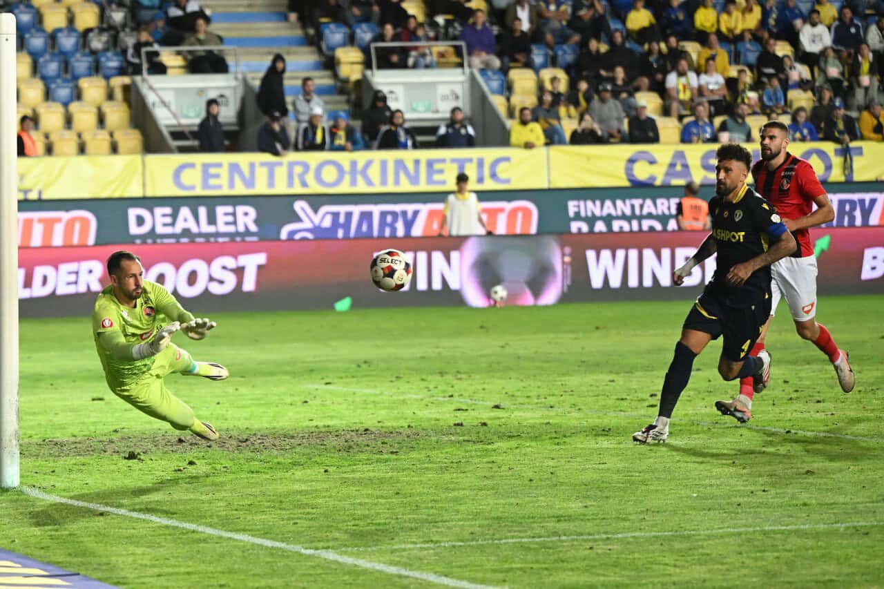 Căpitanul “le-a bătut obrazul” celor care răspund de gazon! Vezi ce a răspuns administrația stadionului Căpitanul “le-a bătut obrazul” celor care răspund de gazon! Vezi ce a răspuns administrația stadionului