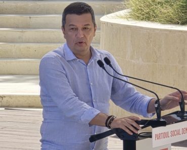 Sorin Grindeanu, discurs înflăcărat în fața tinerilor social democrați cărora le-a promis un guvern PSD după “guvernul mono-sprâncenat”: Nu vreau să fiți „tineri frumoși și liberi”, cu luminițe aprinse la telefoane, nu vreau să țipați la ordin pe lângă girafe