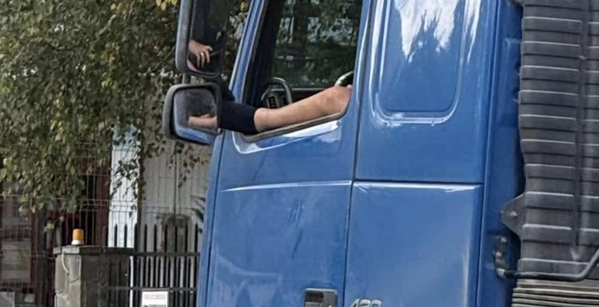 Șofer surprins pe DN1 cu un picior pe geam și telefonul în mână