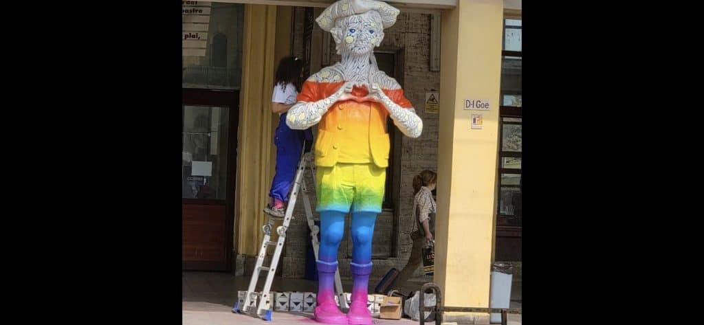 Afront la cultura națională: Statuia lui „Domnul Goe” de la Gara de Sud, vandalizată în culorile LGBT