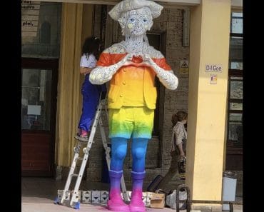 Afront la cultura națională: Statuia lui „Domnul Goe” de la Gara de Sud, vandalizată în culorile LGBT