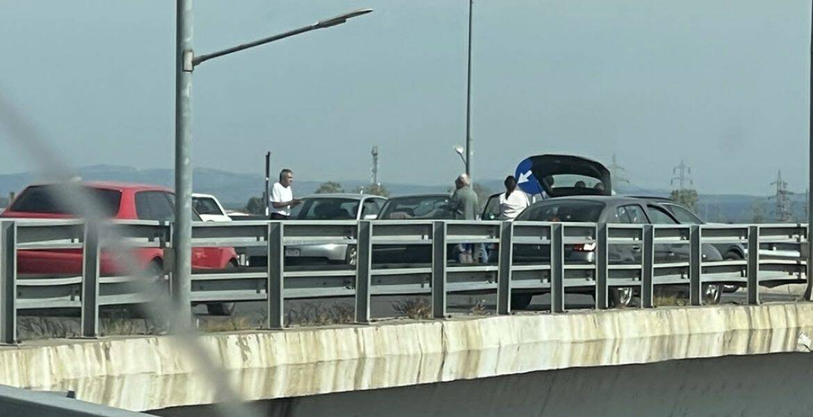 Accident în giratoriul suspendat de la Păulești. Două mașini implicate