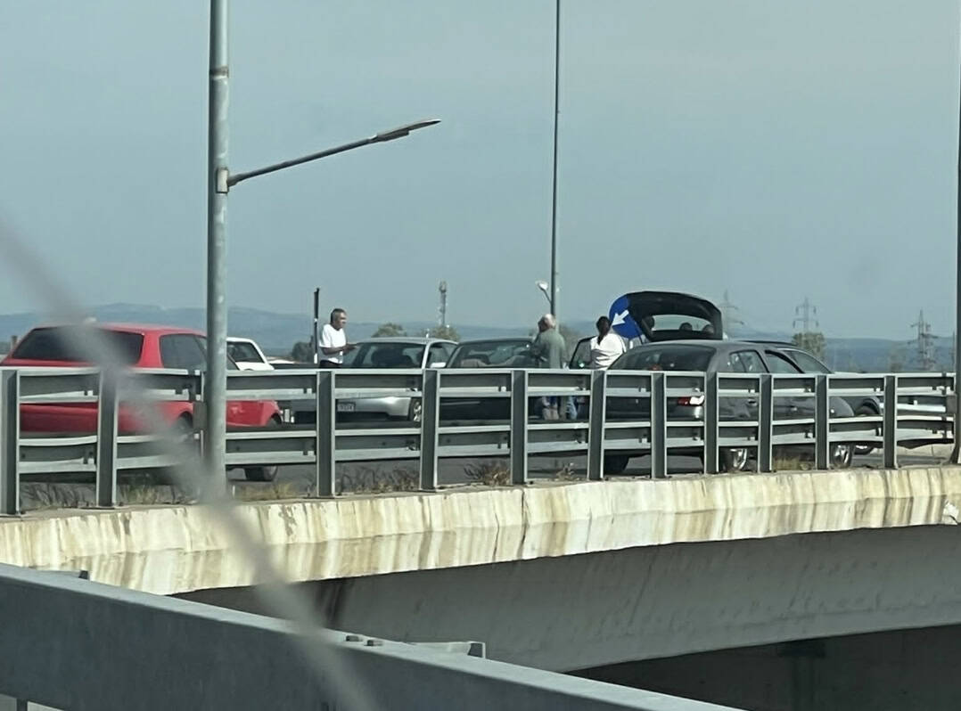 Accident în giratoriul suspendat de la Păulești. Două mașini implicate Accident în giratoriul suspendat de la Păulești. Două mașini implicate