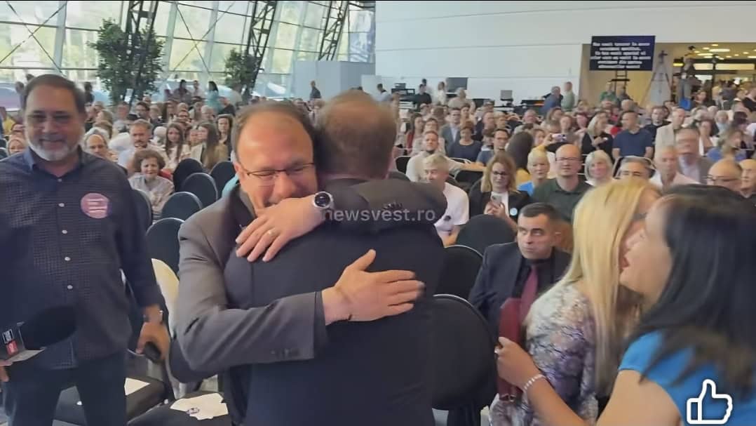 Dominic Fritz a organizat o reuniune „de adio”, cu liderii USR. Primarul Ploieștiului, Mihai Polițeanu, l-a îmbrățișat pe fostul edil trimis acasă de instanță pentru conflict de interese