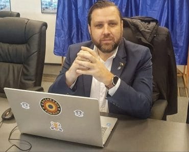 15 lei pe lună pentru locuri speciale de oprire. Consilierii AUR Alexandru Săraru și Anca Manu propun „Zone Delivery Food” în Ploiești 15 lei pe lună pentru locuri speciale de oprire. Consilierii AUR Alexandru Săraru și Anca Manu propun „Zone Delivery Food” în Ploiești
