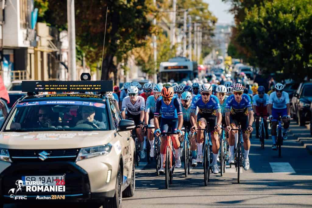 Turul României 2026 a debutat cu o premieră istorică: prima etapă desfășurată integral în afara țării. Cine a preluat conducerea în clasamentele competiției.