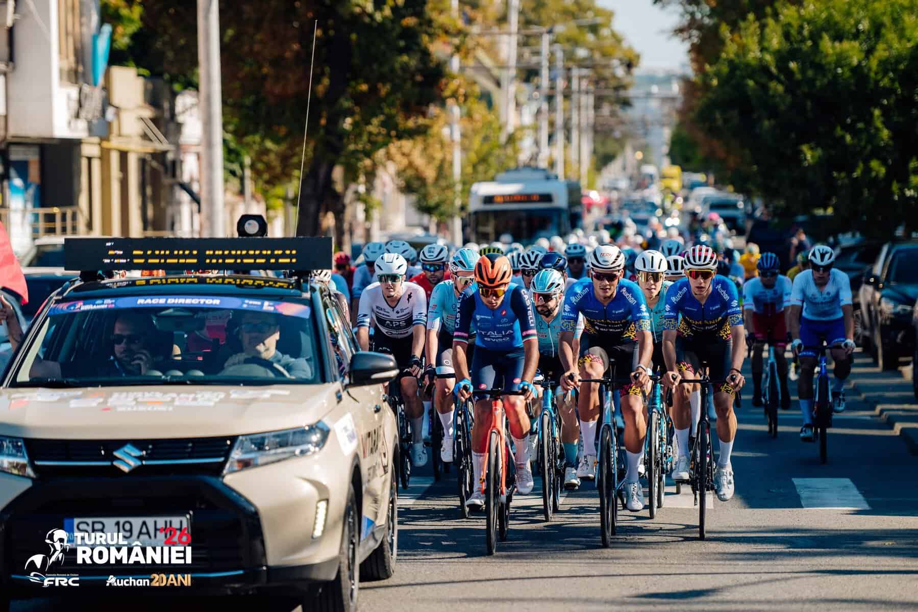 Turul României 2026 a debutat cu o premieră istorică: prima etapă desfășurată integral în afara țării. Cine a preluat conducerea în clasamentele competiției.