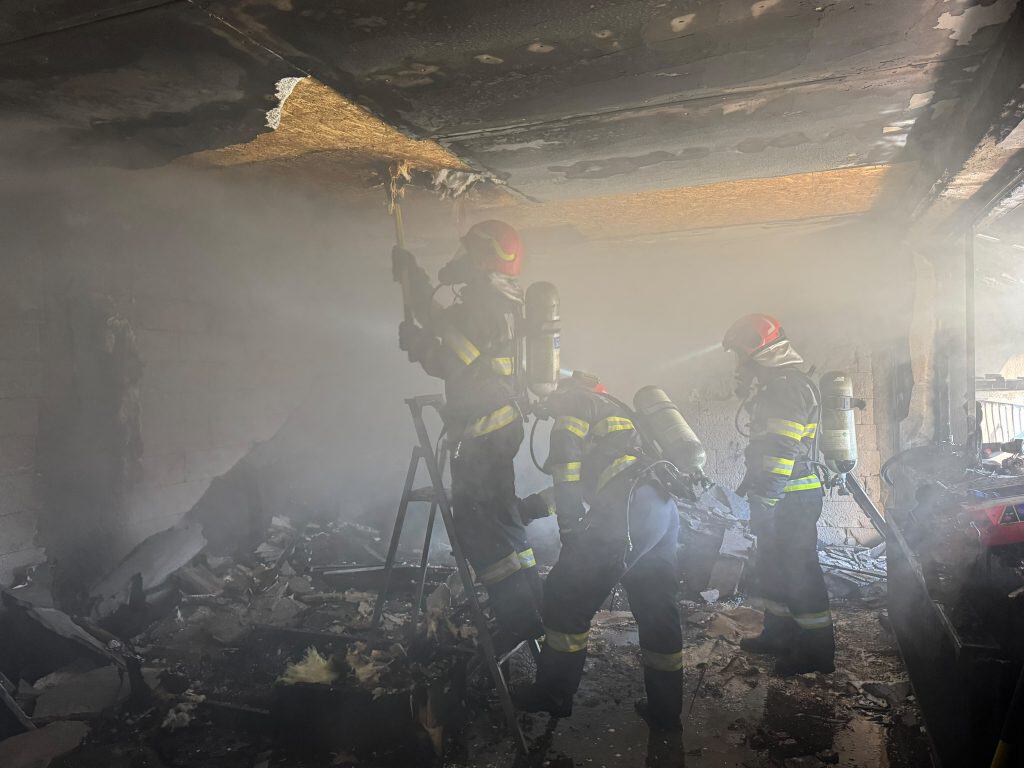 FOTO: Incendiu violent la Filipeștii de Târg. O persoană a suferit arsuri la față