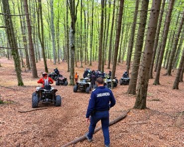 VIDEO: Jandarmii au amendat ATV-iștii care au intrat în zona protejată Valea Doftanei VIDEO: Jandarmii au amendat ATV-iștii care au intrat în zona protejată Valea Doftanei